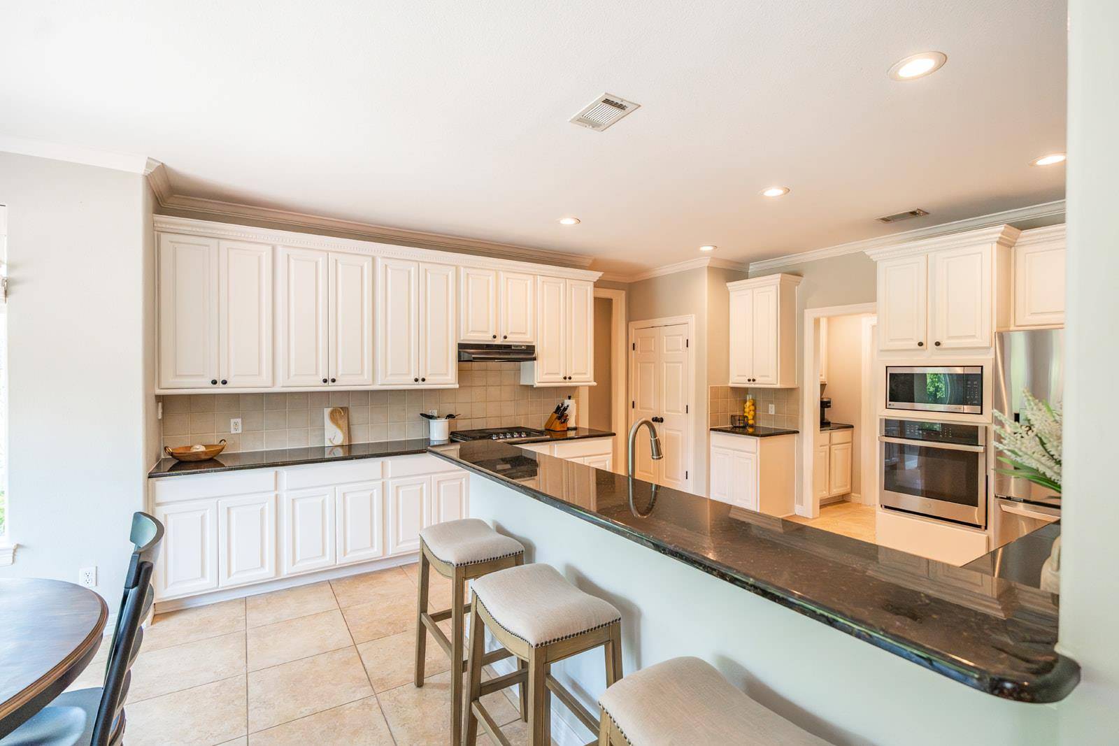511 Broken Lance DR, Dripping Springs, TX 78620