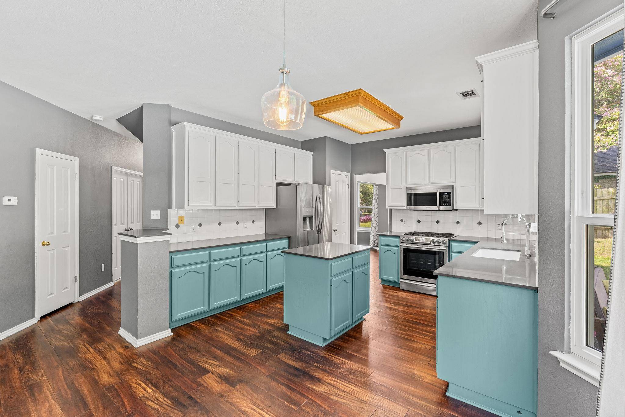 504 PLEASANT VALLEY DR, Pflugerville, TX 78660