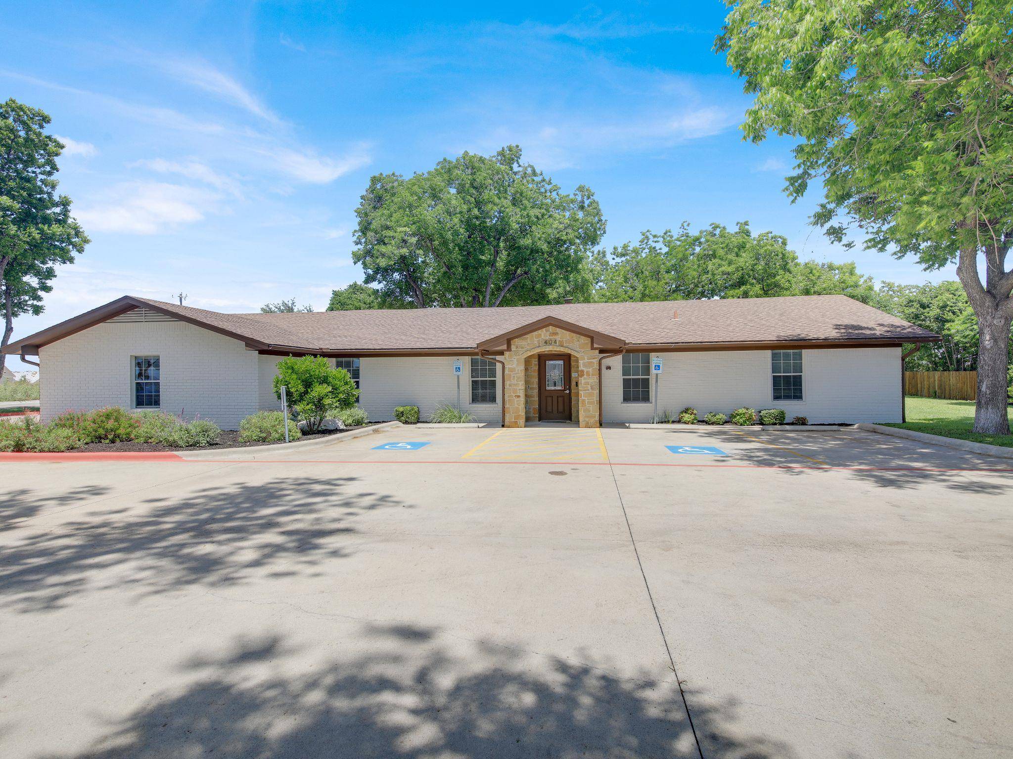 404 Carlos G Parker BLVD NW, Taylor, TX 76574