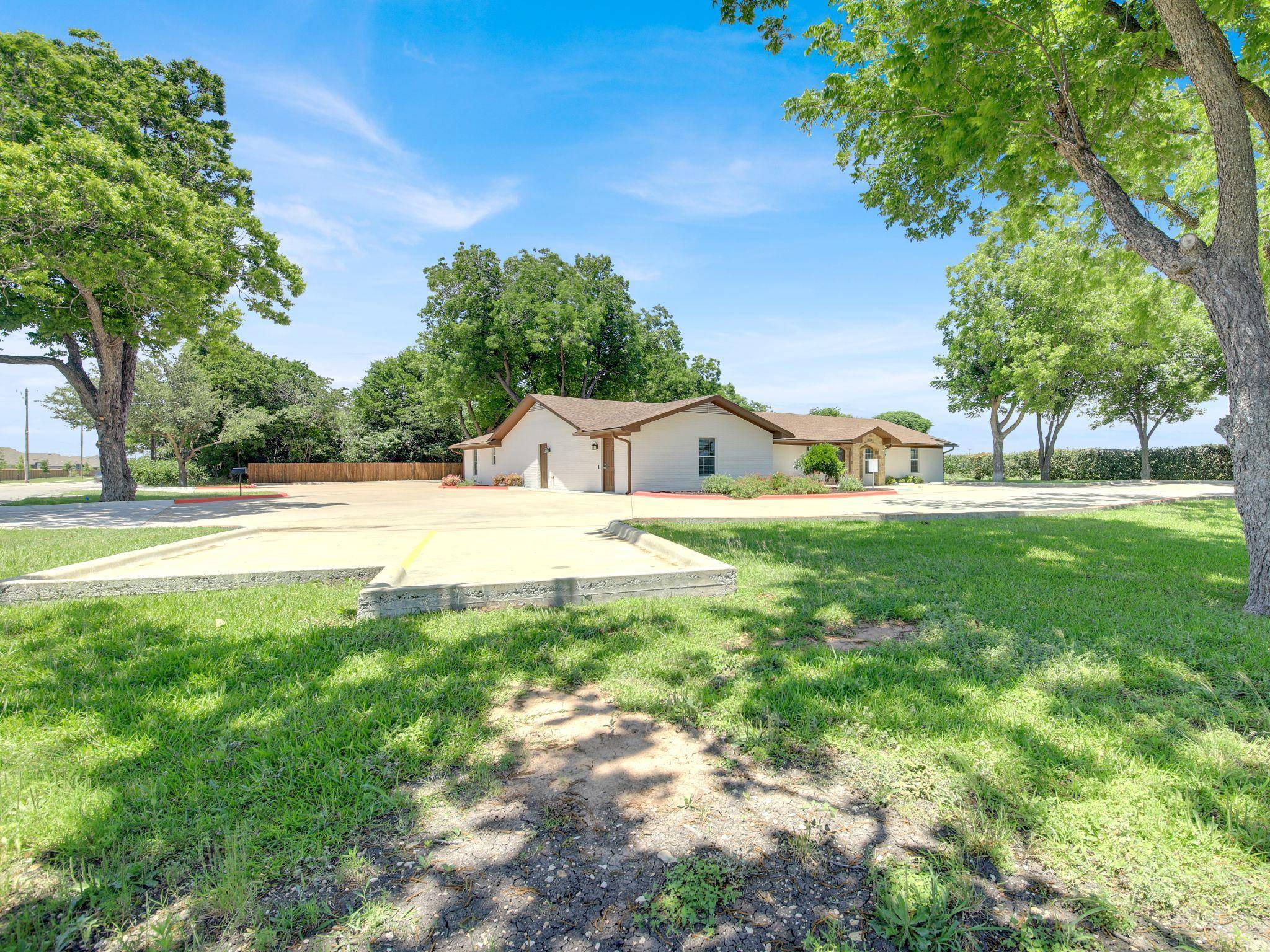 404 Carlos G Parker BLVD NW, Taylor, TX 76574