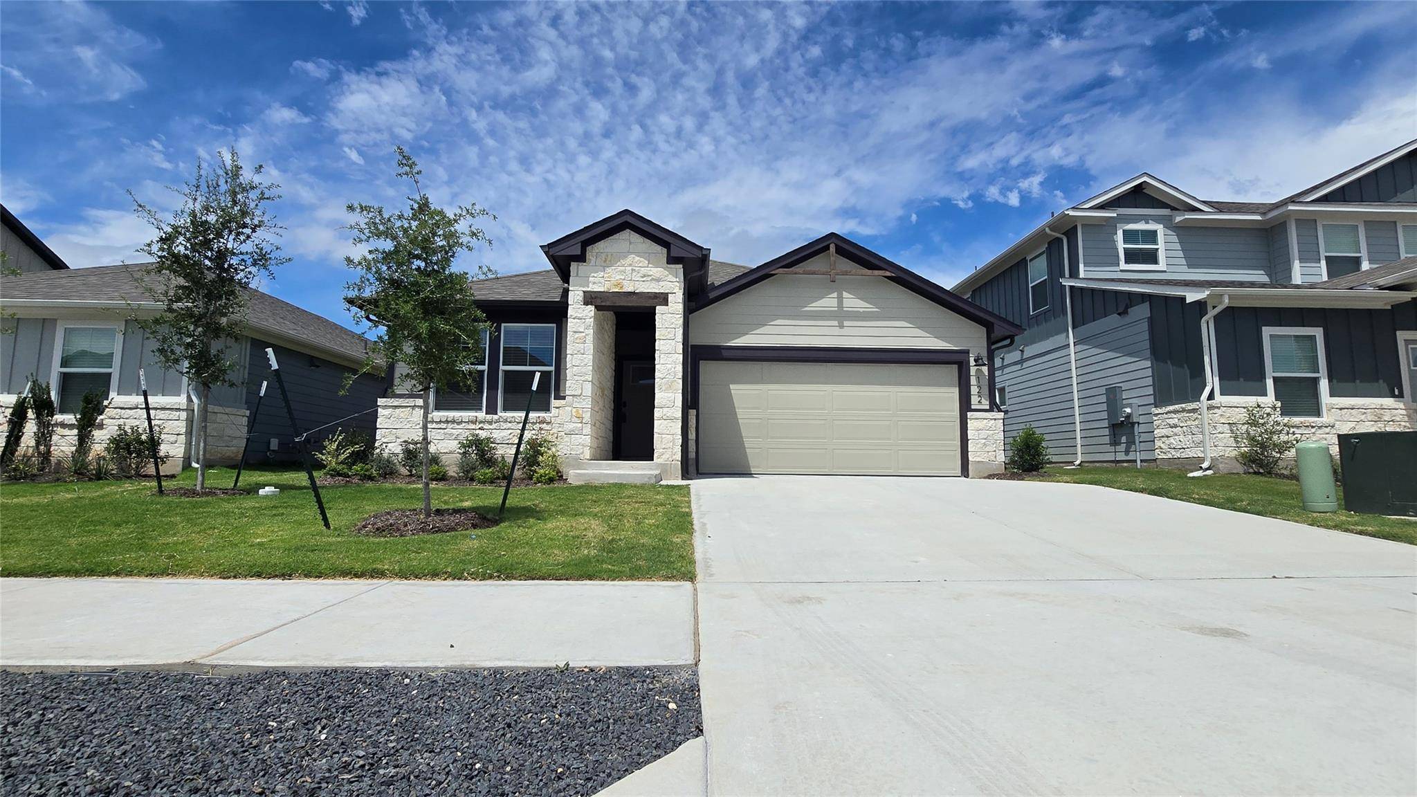 122 Holmby DR, Hutto, TX 78634
