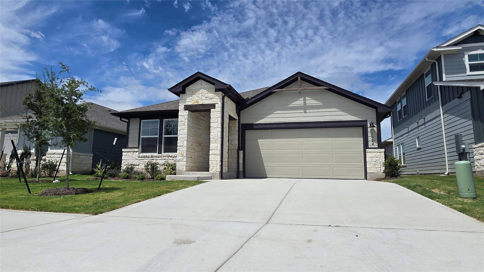 122 Holmby DR, Hutto, TX 78634