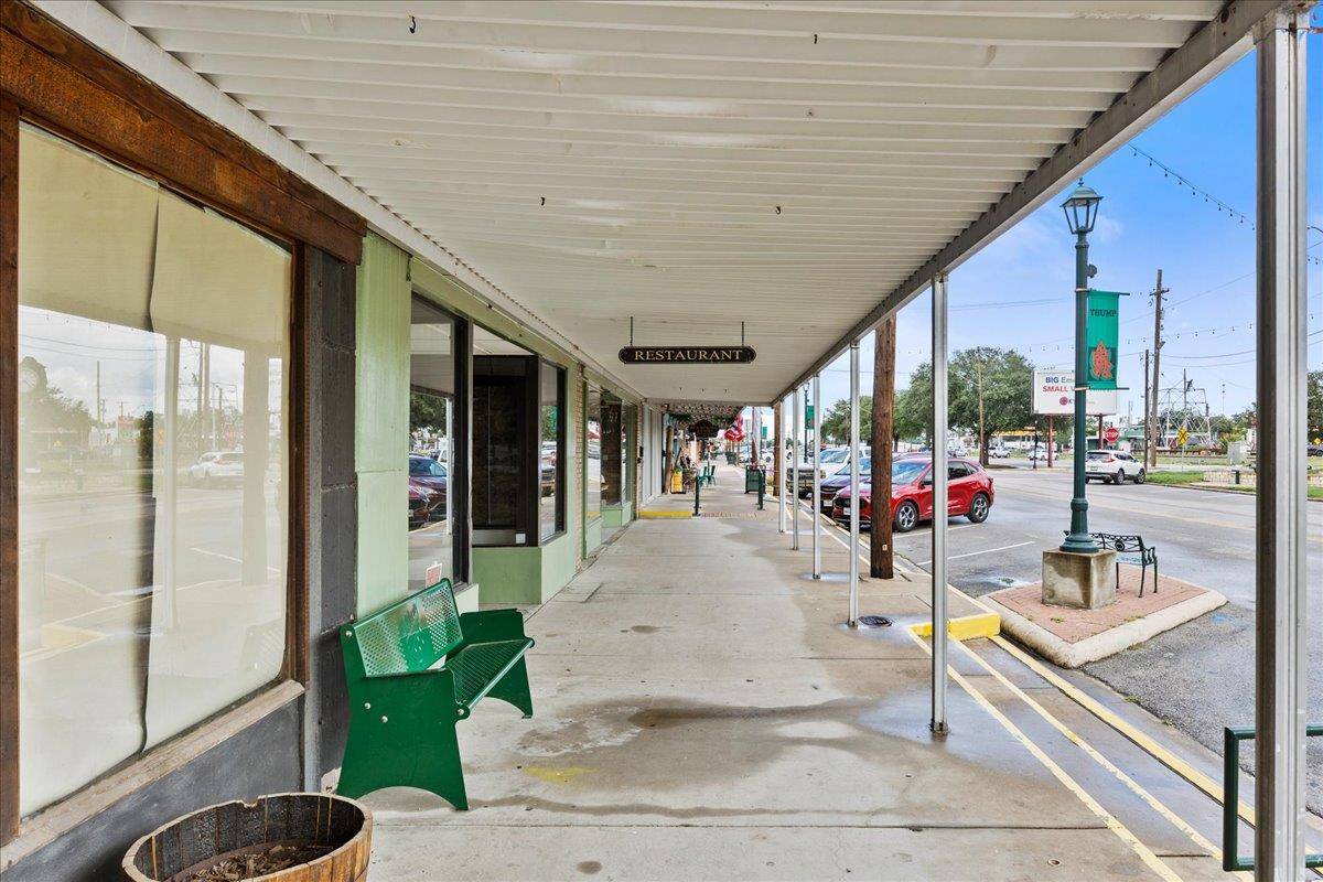 521 E Davis ST, Luling, TX 78648