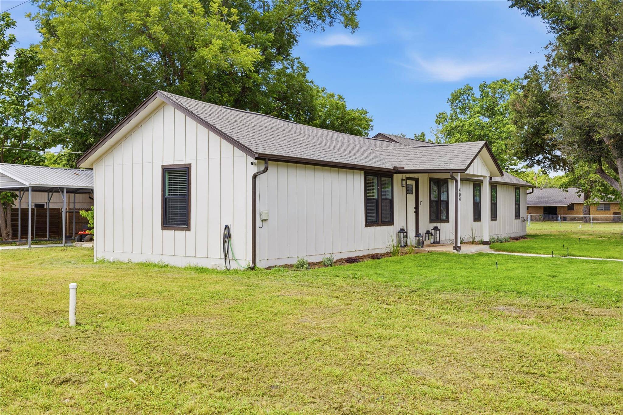 404 E Wolf ST, Granger, TX 76530