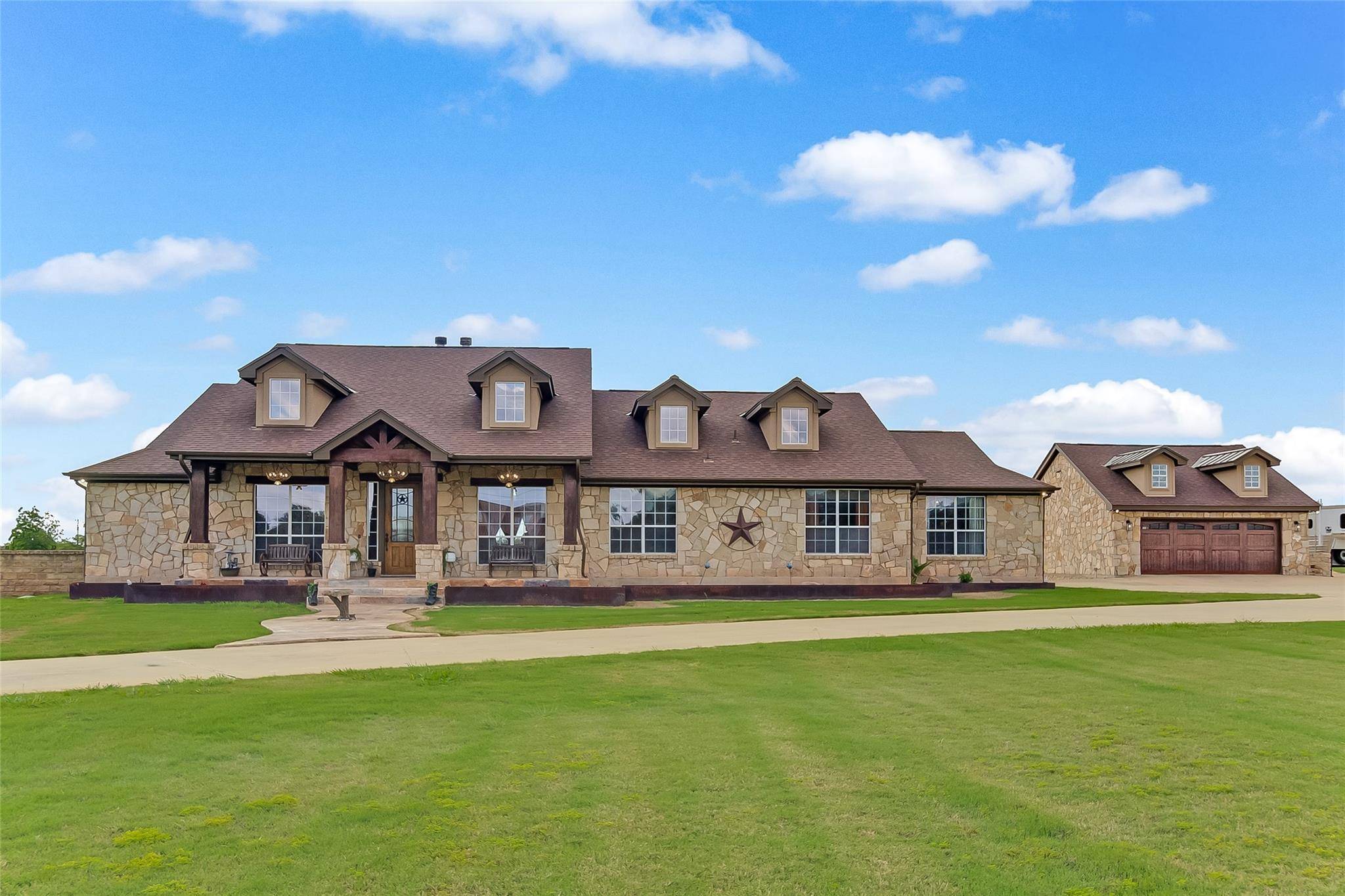 106 Deep Lake DR, Liberty Hill, TX 78642
