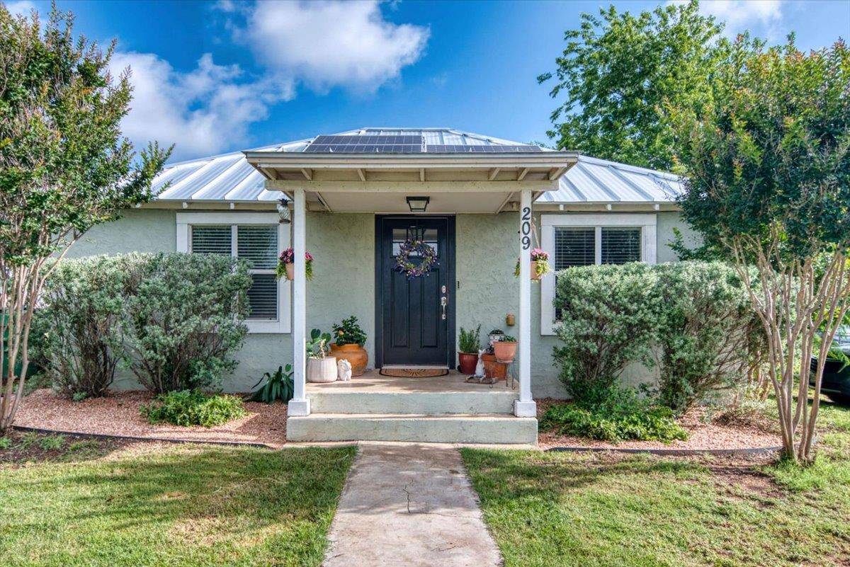 209 E Houston ST, Llano, TX 78643