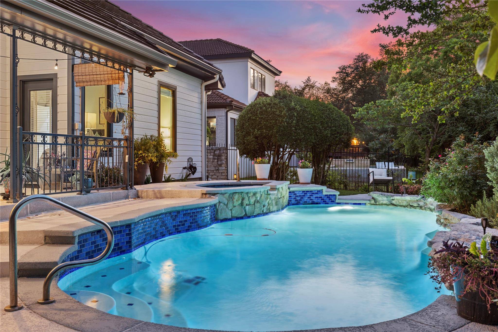 25 Stillmeadow DR, The Hills, TX 78738