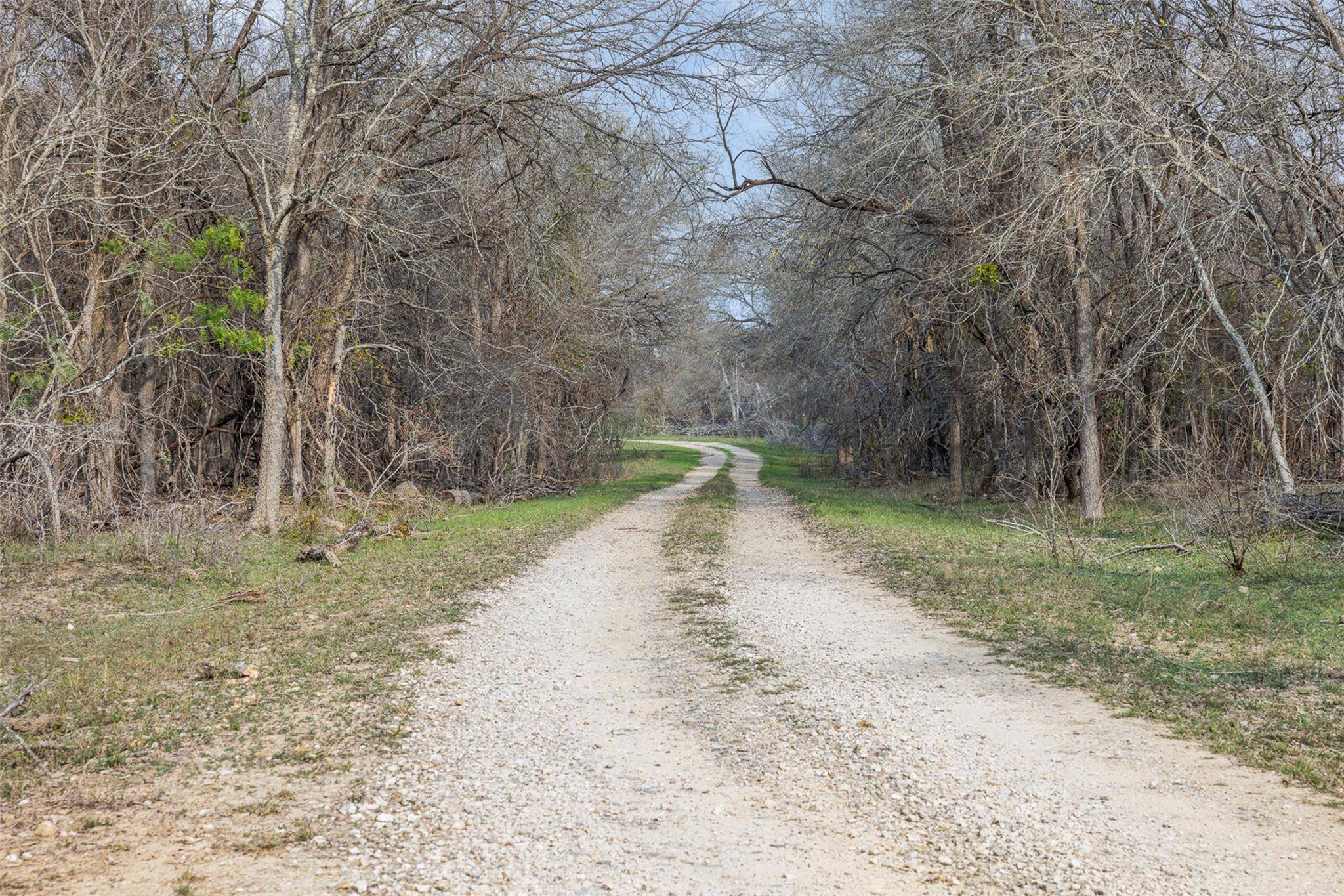 1144 Treetop LN, Luling, TX 78648
