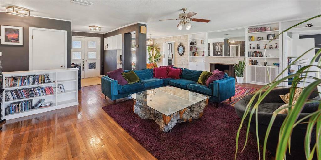 215 S Mulberry ST, Luling, TX 78648