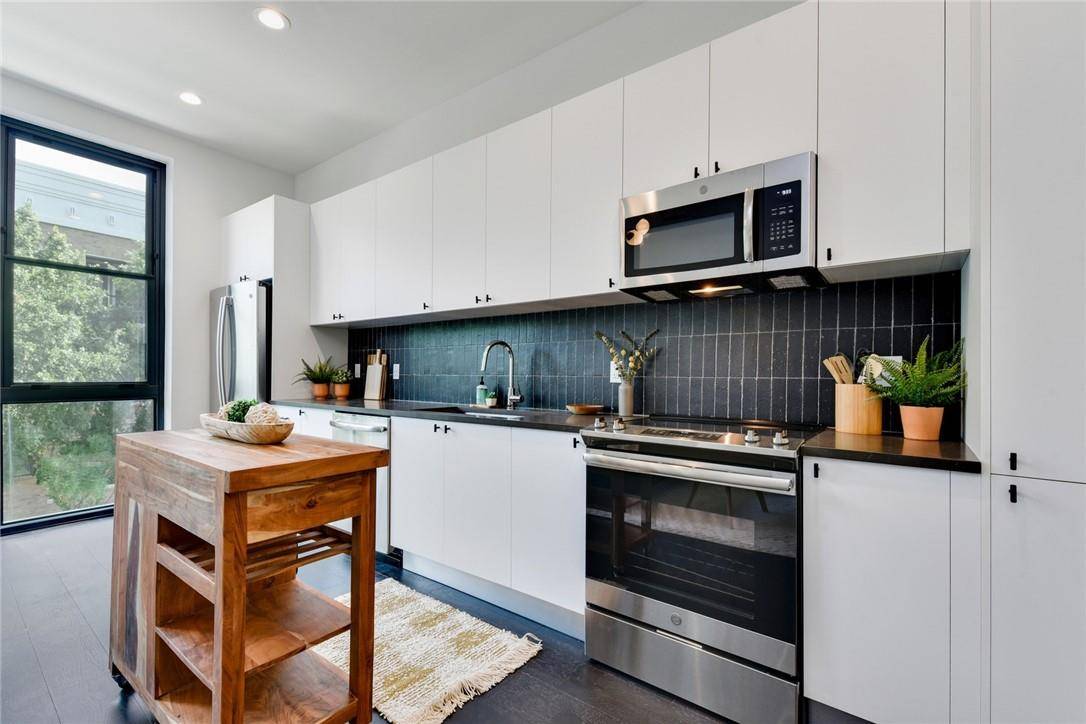 800 Embassy DR #416, Austin, TX 78702