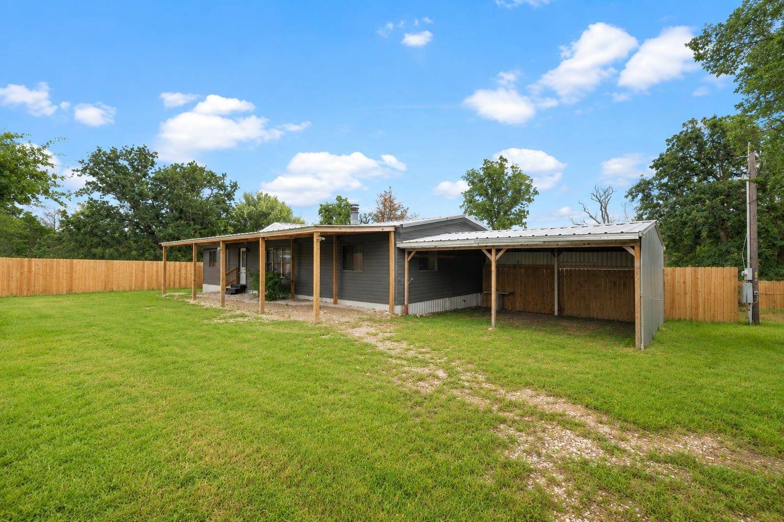 133 Deer RUN, Smithville, TX 78957