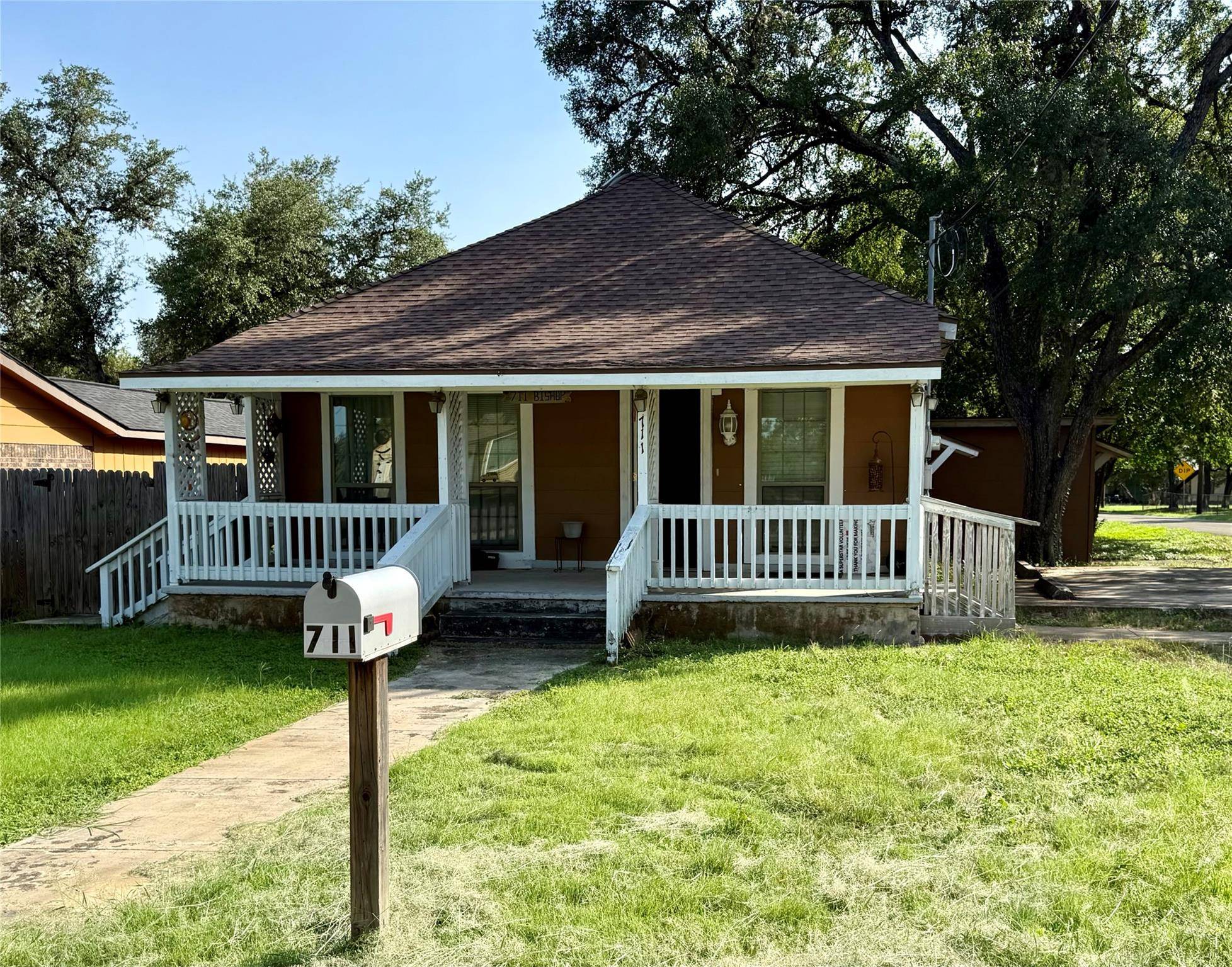 711 N Bishop ST, San Marcos, TX 78666