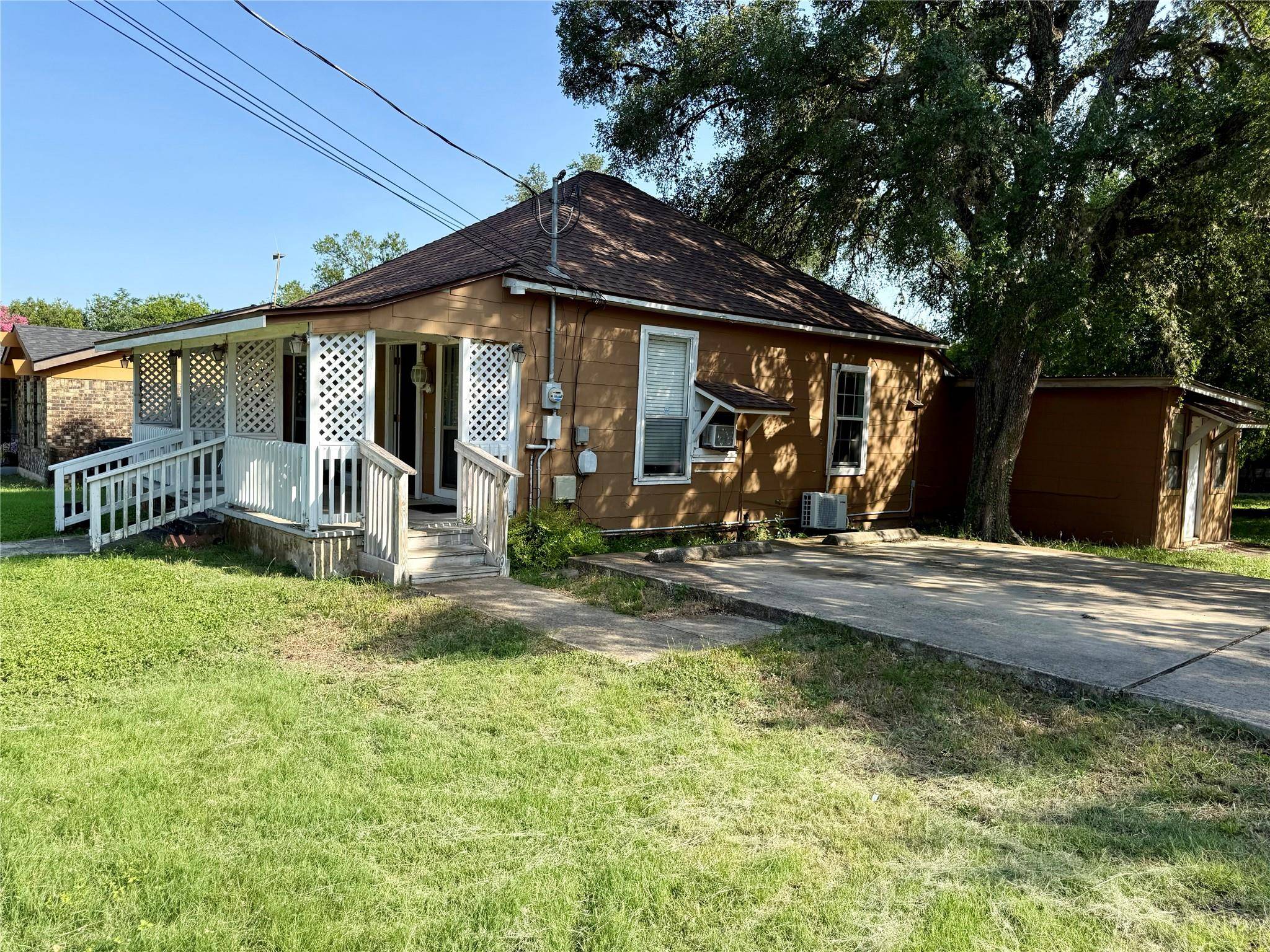 711 N Bishop ST, San Marcos, TX 78666