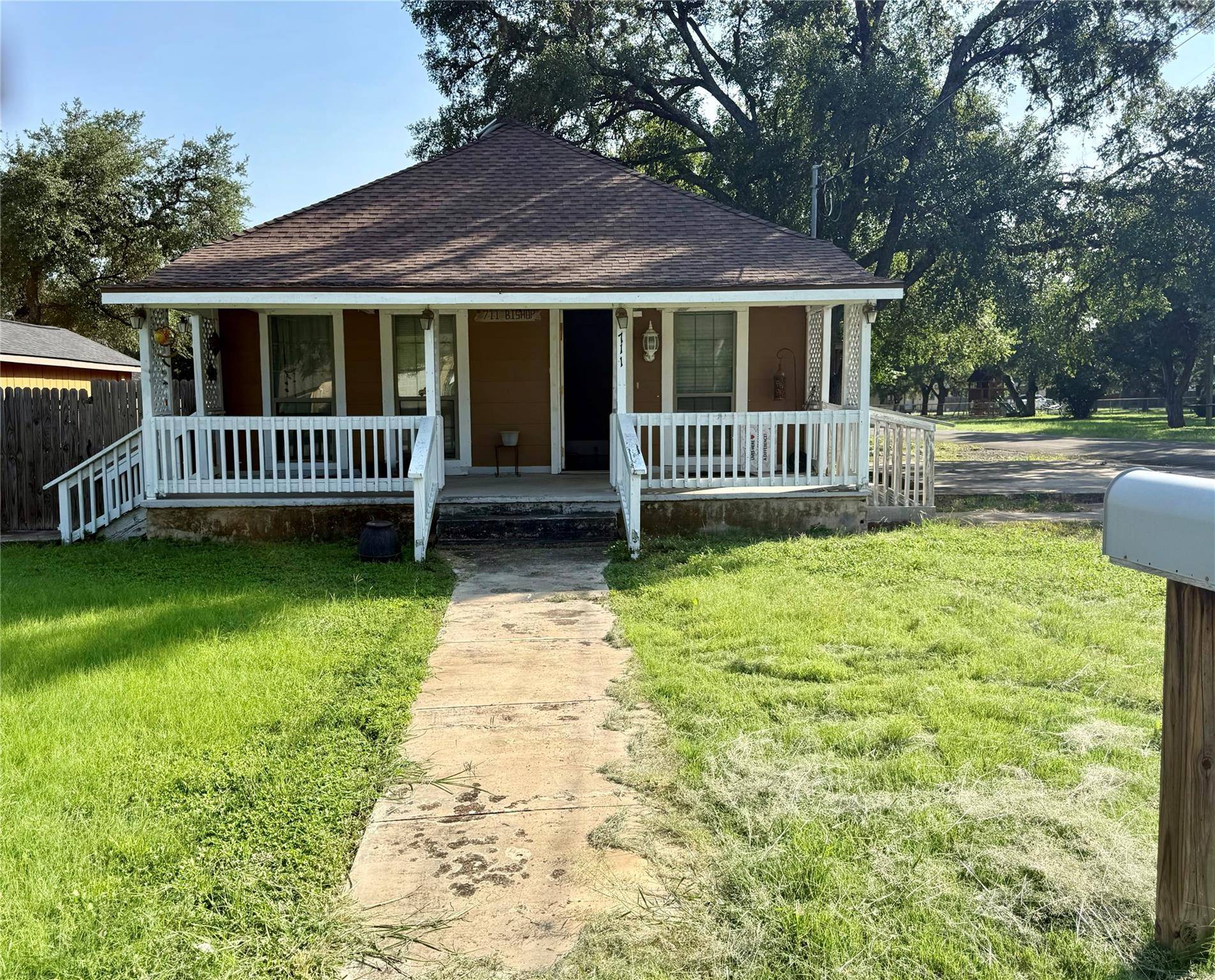 711 N Bishop ST, San Marcos, TX 78666