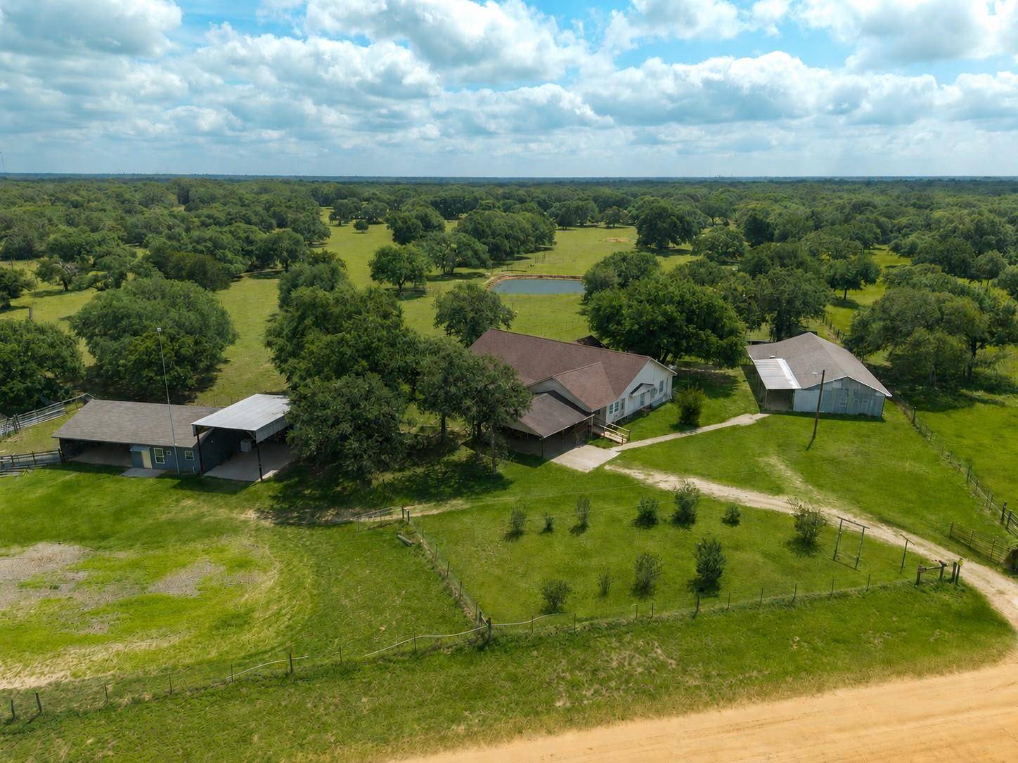 1009 Private Road 1024, Hallettsville, TX 77964