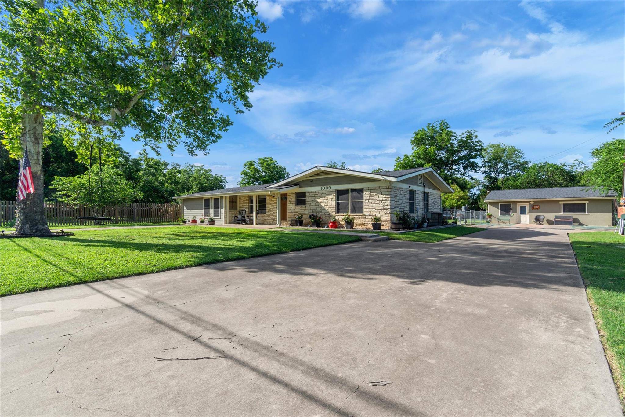1009 Crepe Myrtle DR, San Marcos, TX 78666