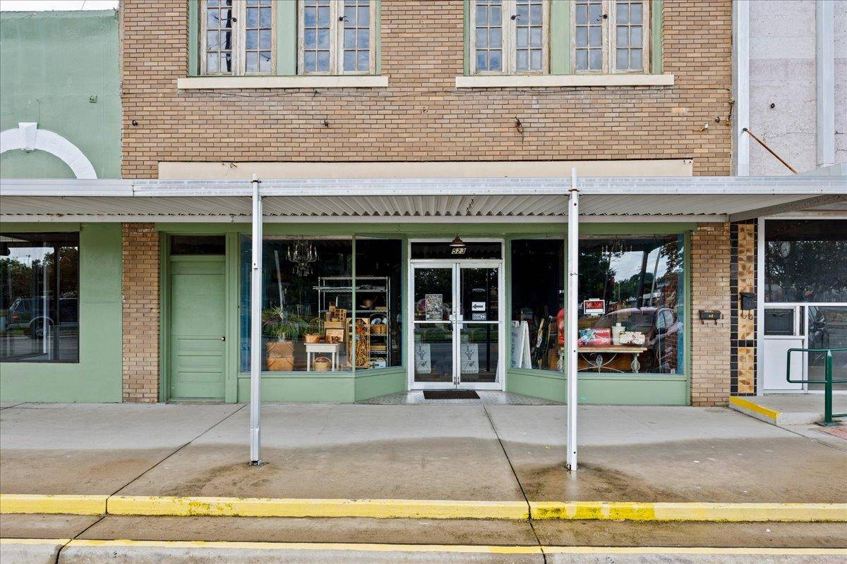 523 E Davis ST E #523, Luling, TX 78648