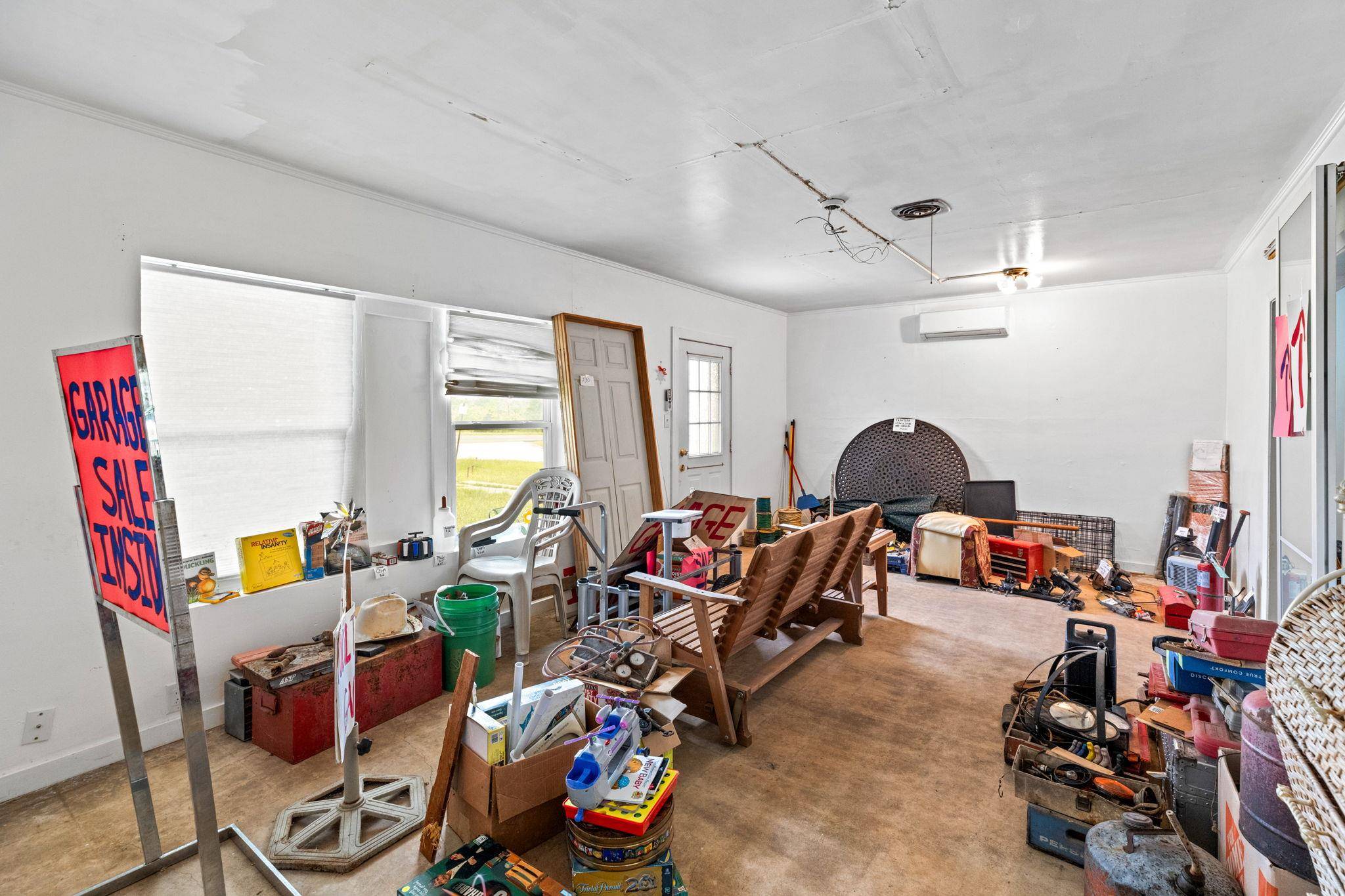 805 N Magnolia Ave, Luling, TX 78648