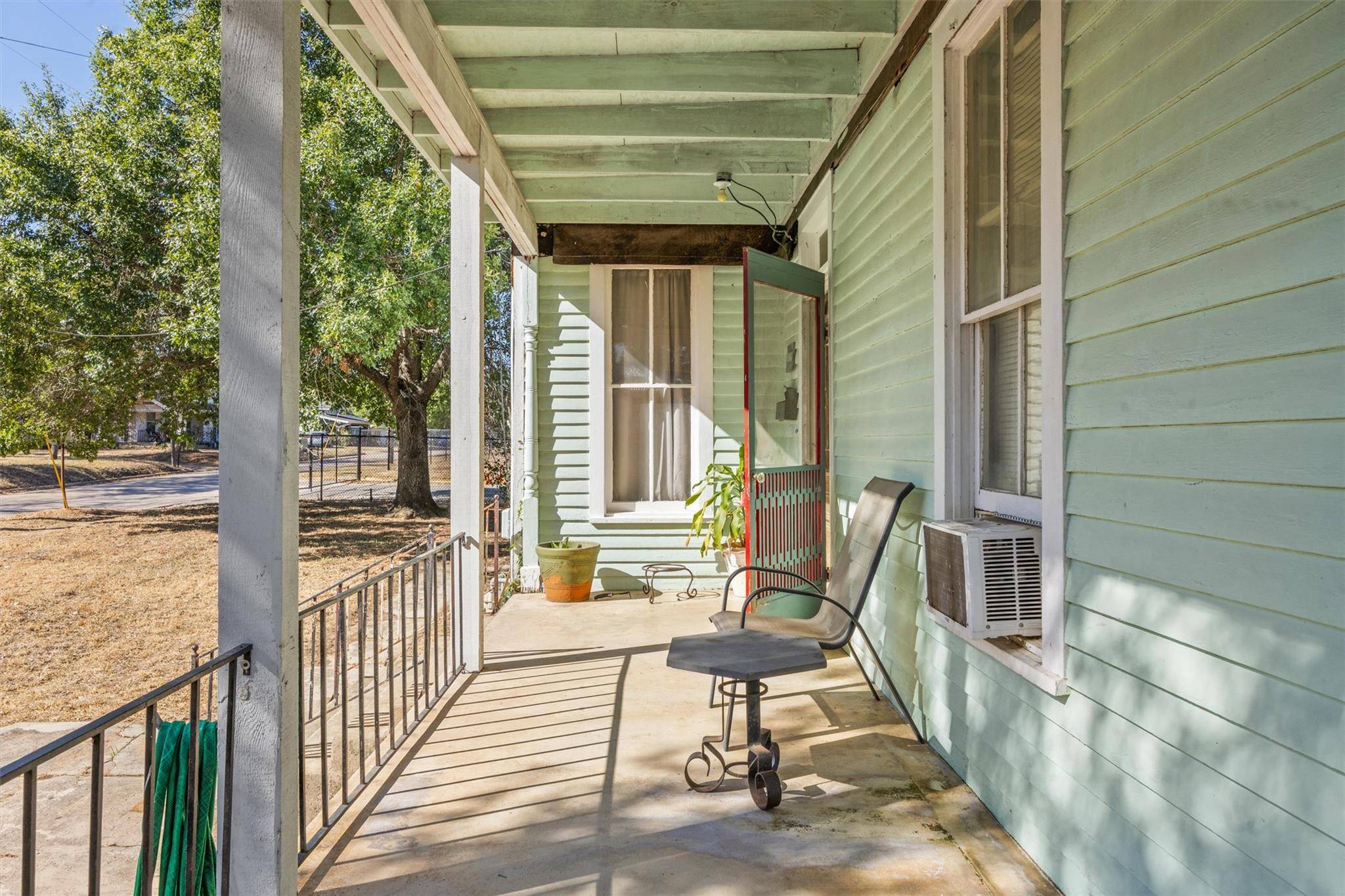 606 W Bell Ave, Rockdale, TX 76567