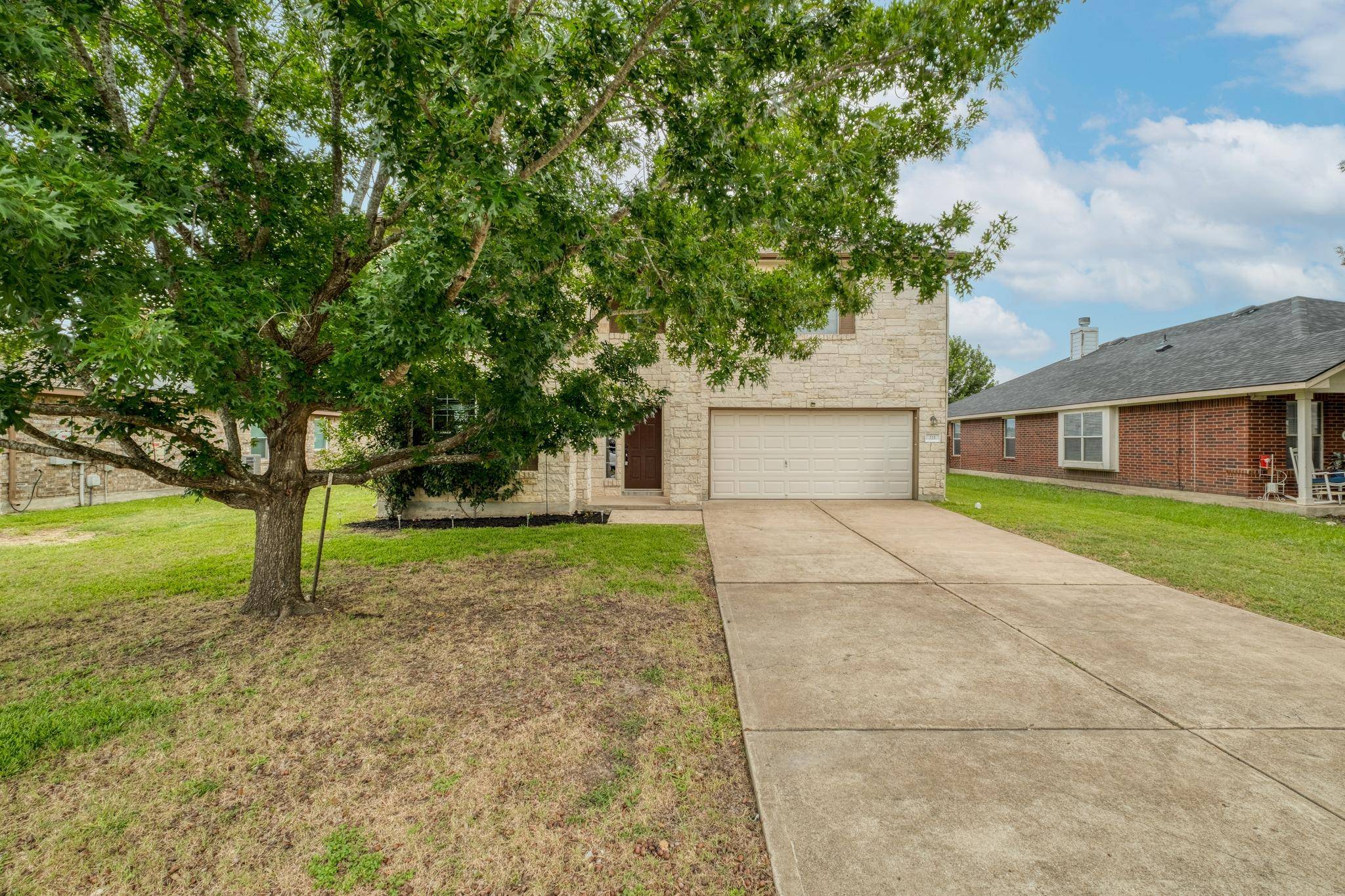 211 Hanstrom DR, Hutto, TX 78634