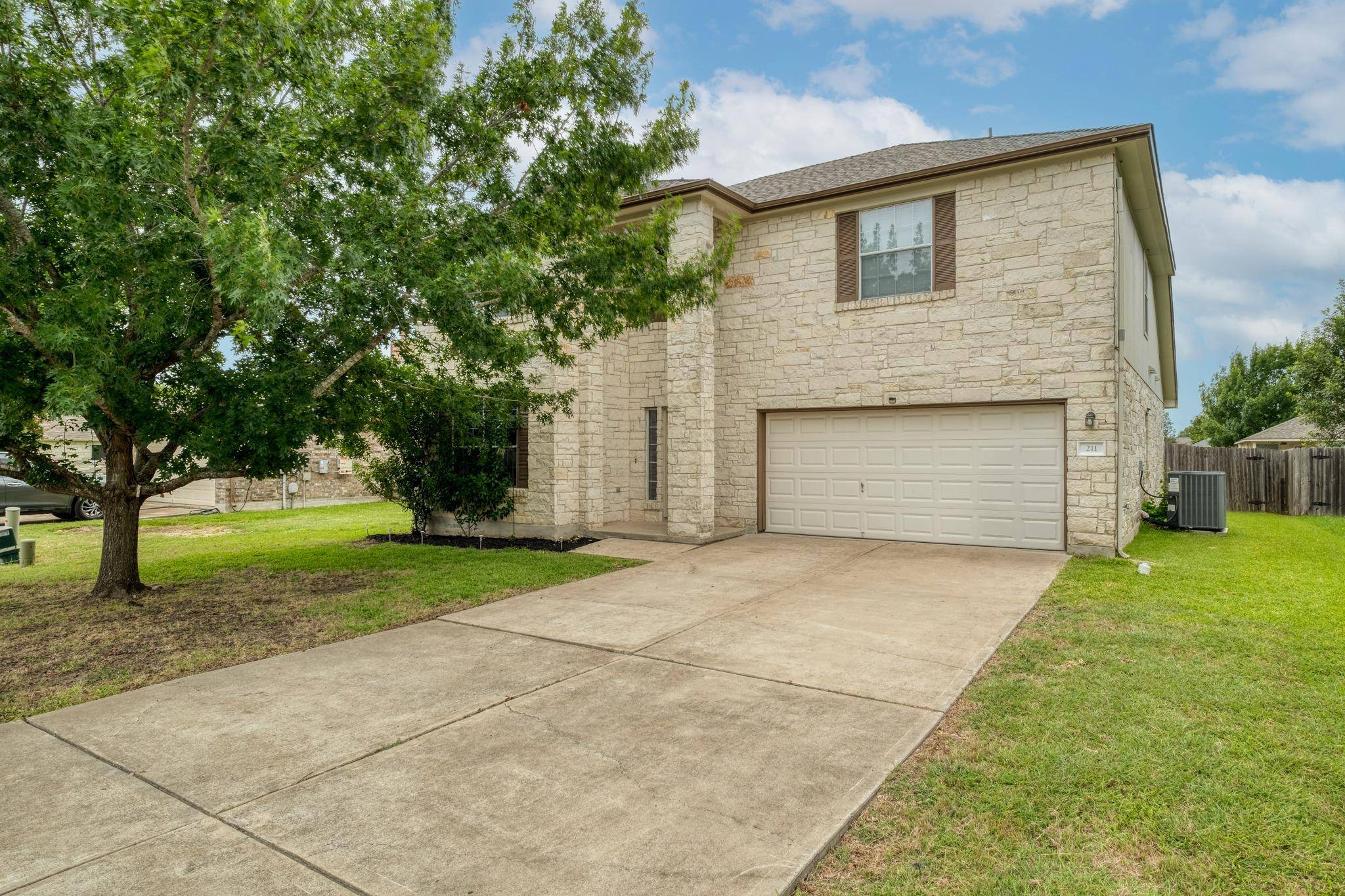 211 Hanstrom DR, Hutto, TX 78634