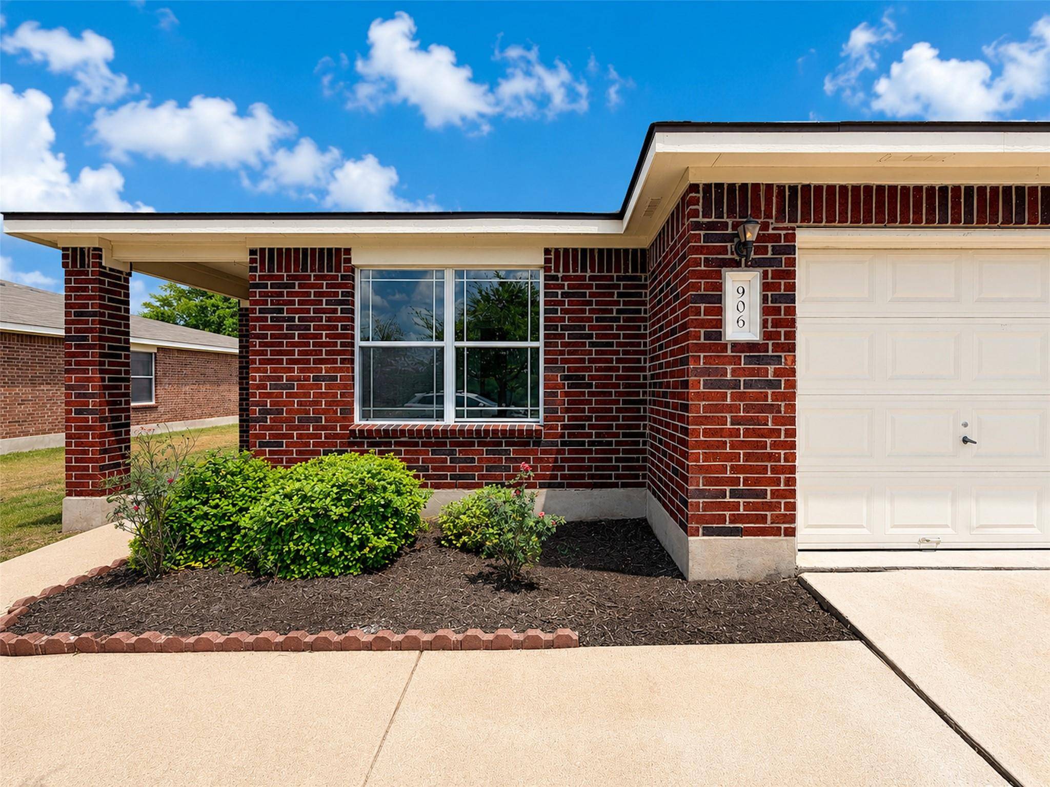 906 W South ST, Leander, TX 78641