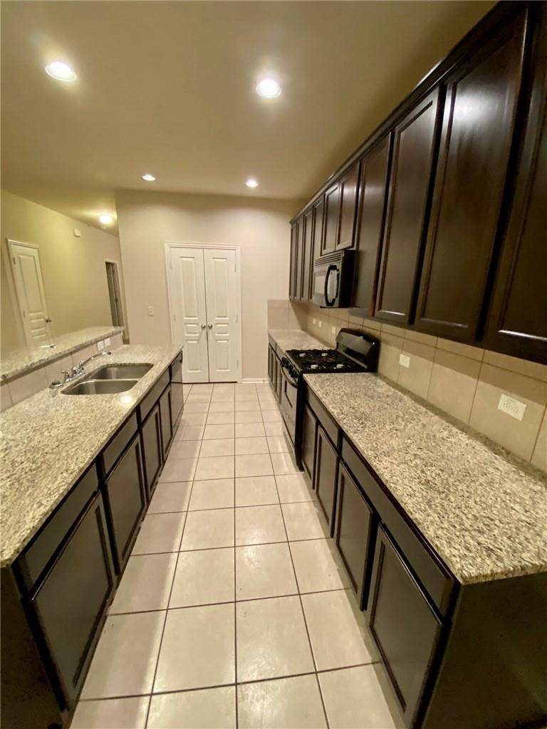 172 Hollis LN, Kyle, TX 78640