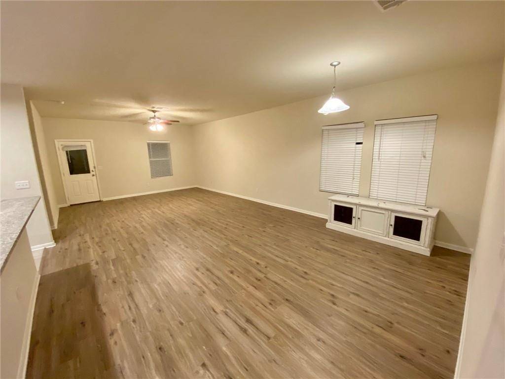 172 Hollis LN, Kyle, TX 78640