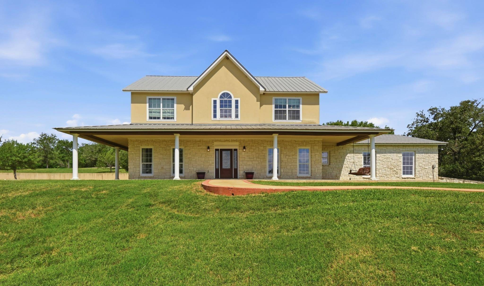 1175 Southern WAY, Luling, TX 78648