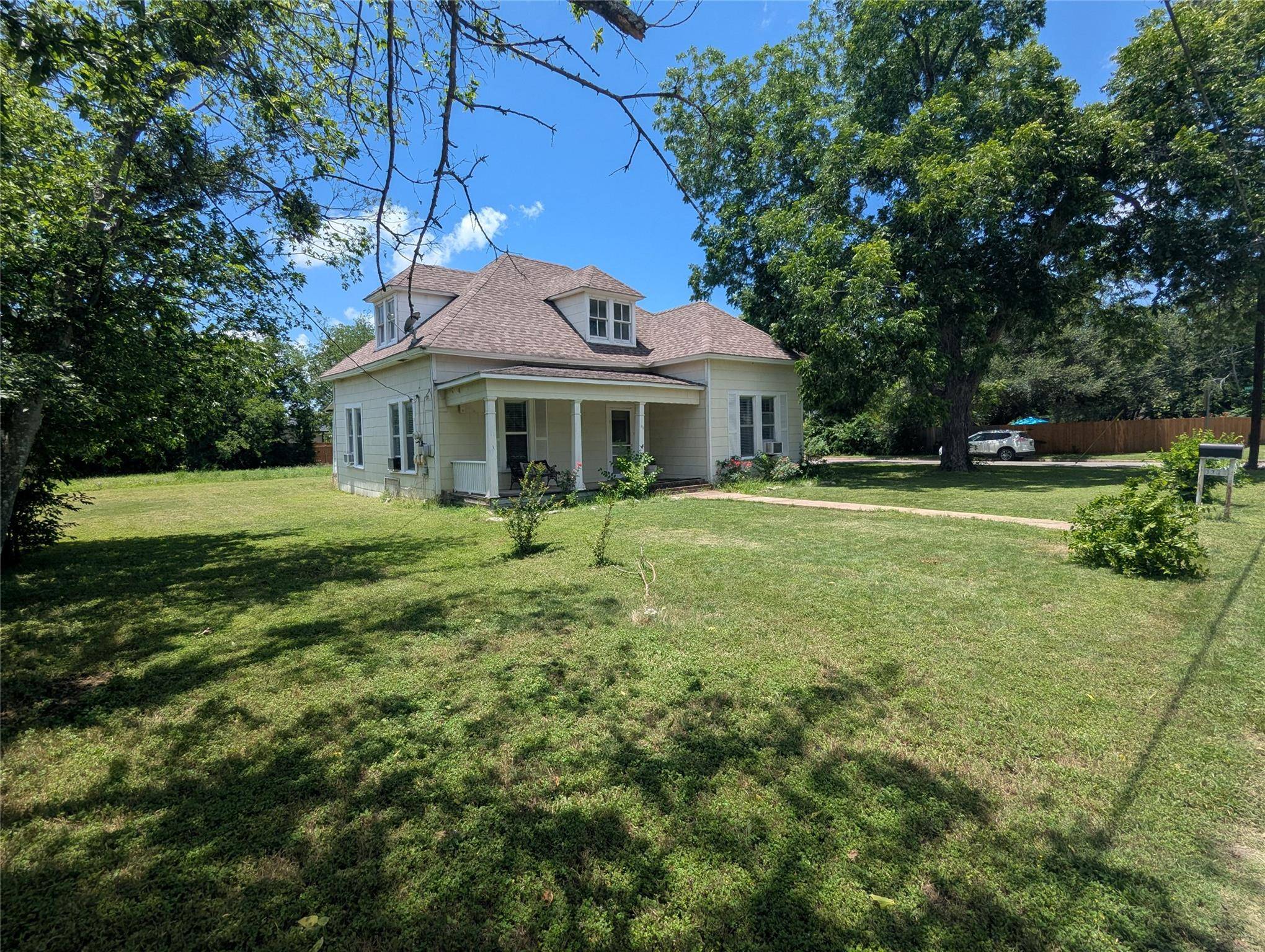 1319 Grace ST, Taylor, TX 76574