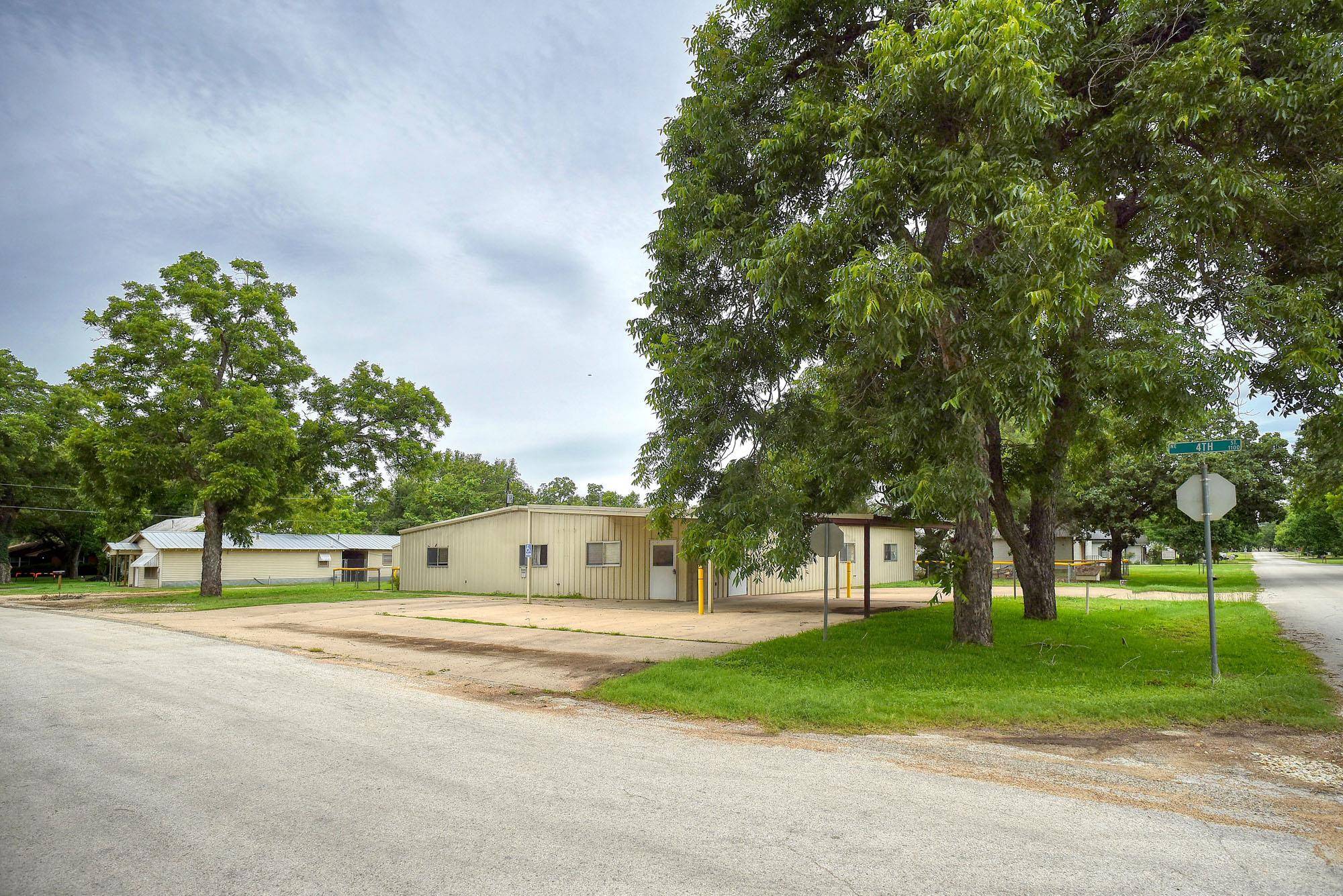401 Wilkes ST, Smithville, TX 78957