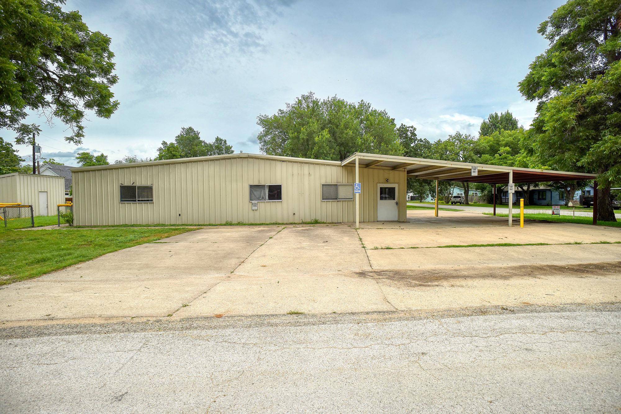 401 Wilkes ST, Smithville, TX 78957