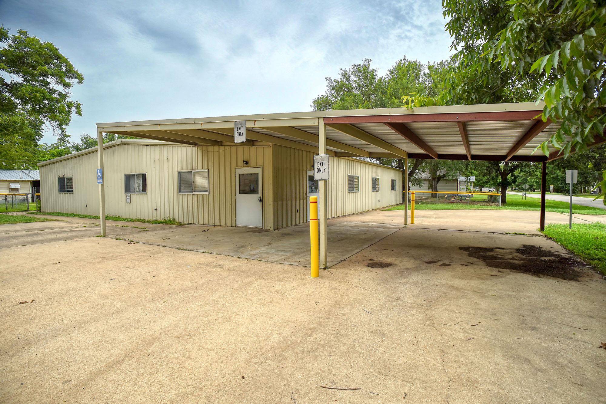 401 Wilkes ST, Smithville, TX 78957