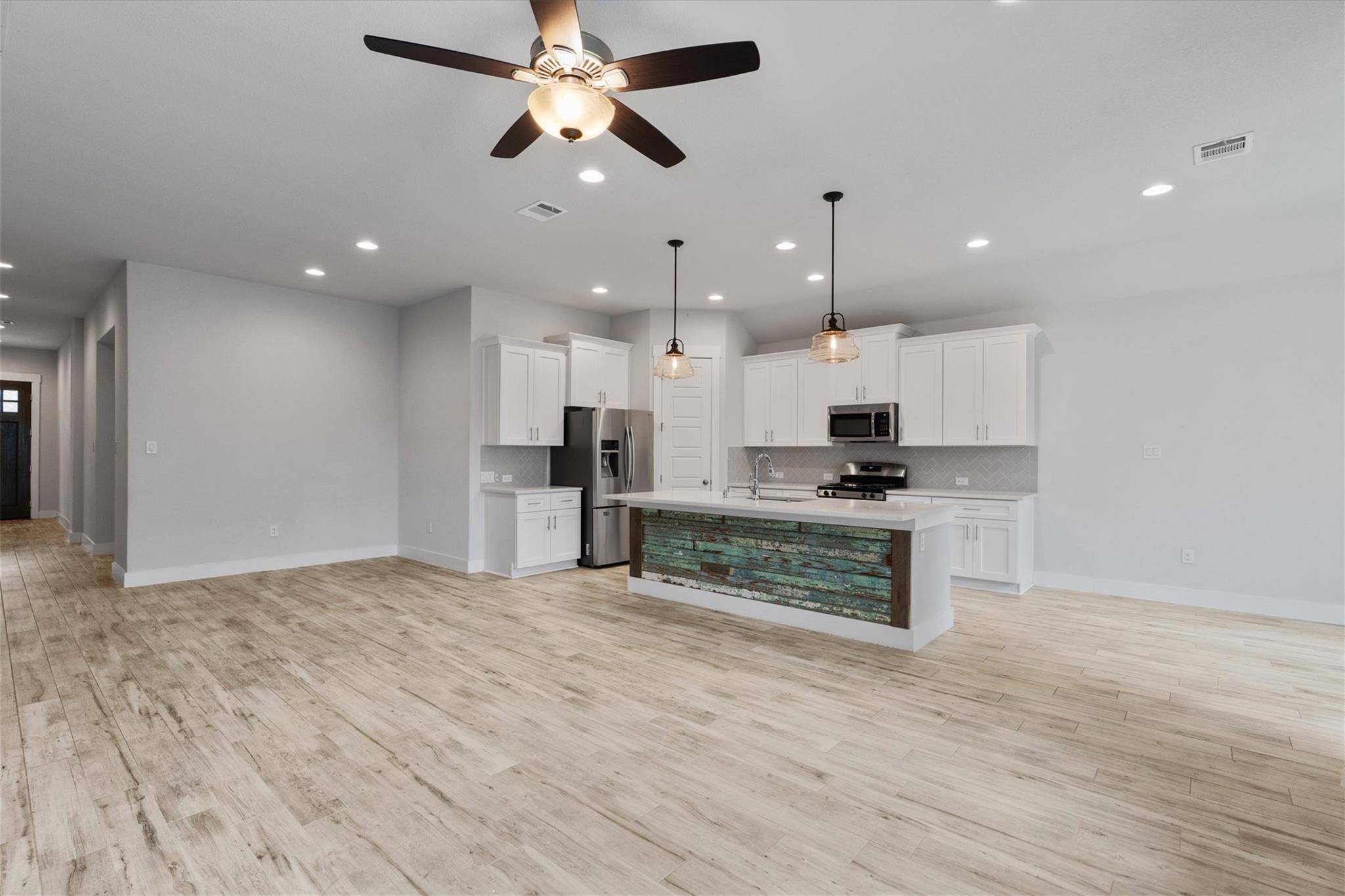 941 Del Raphael DR, Leander, TX 78641