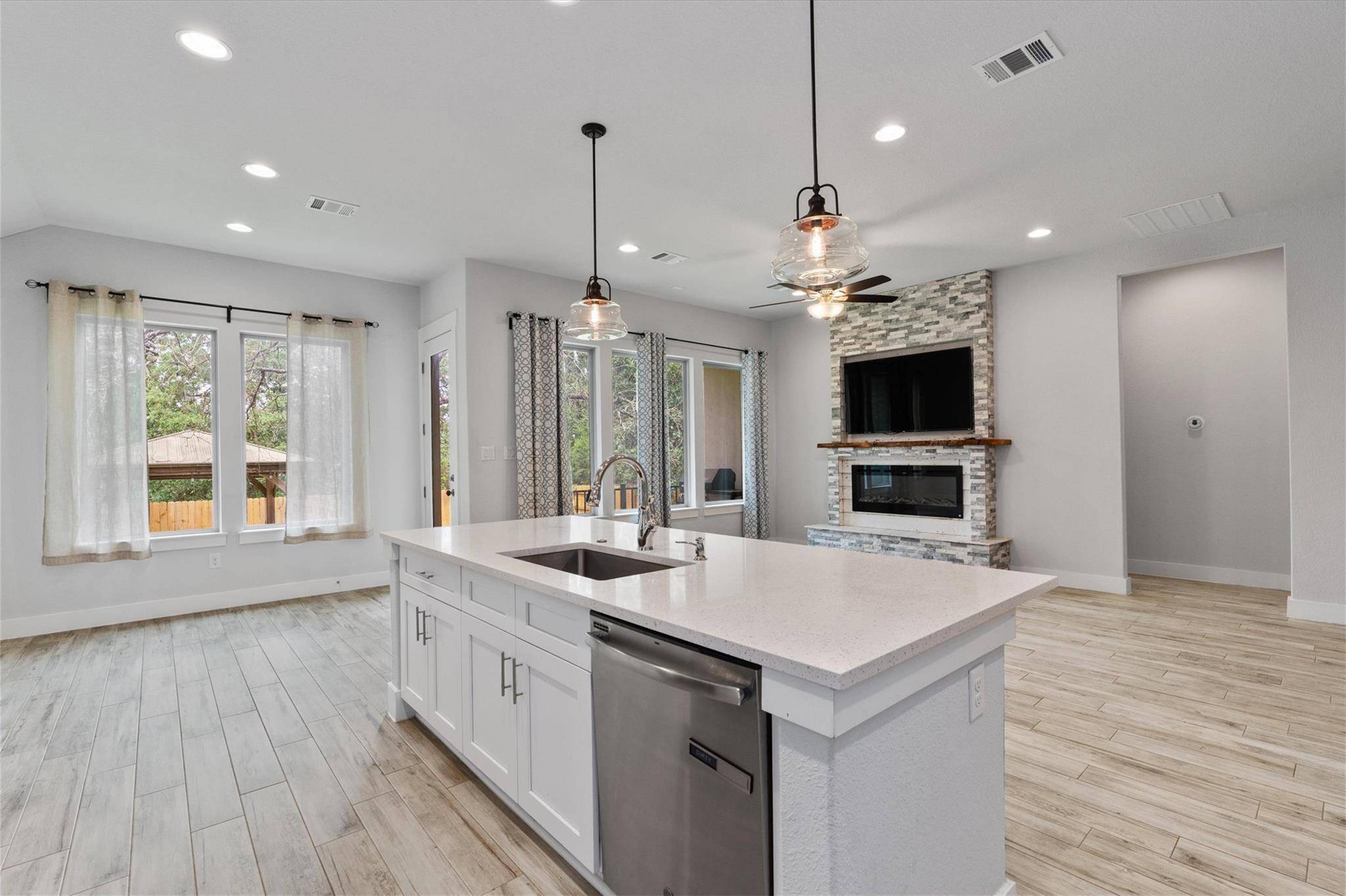 941 Del Raphael DR, Leander, TX 78641