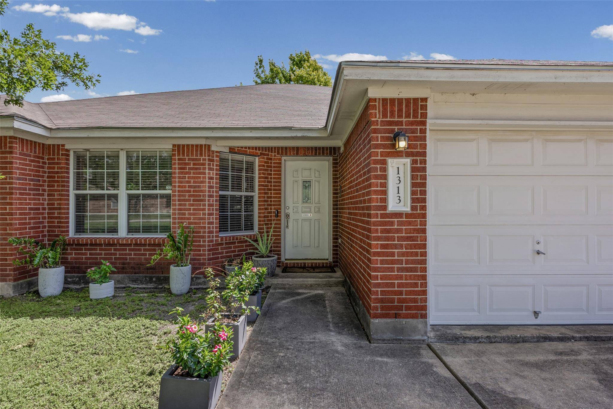 1313 Laurelleaf DR, Pflugerville, TX 78660