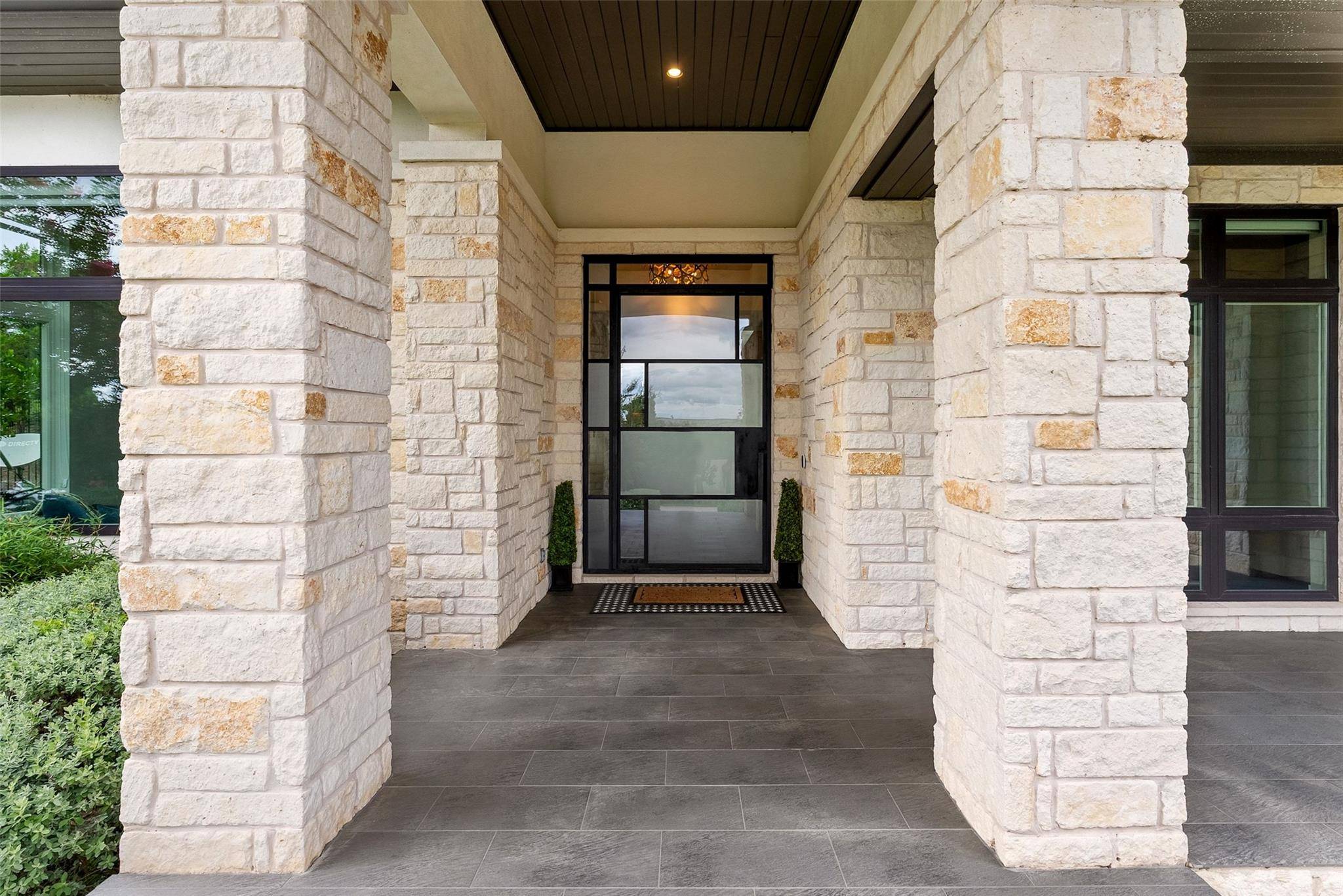 1817 Knights Chance LN, Spicewood, TX 78669