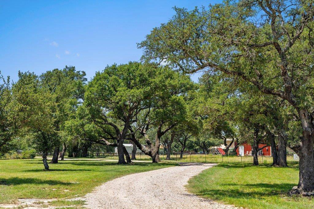 118 E Crestview DR, Johnson City, TX 78636