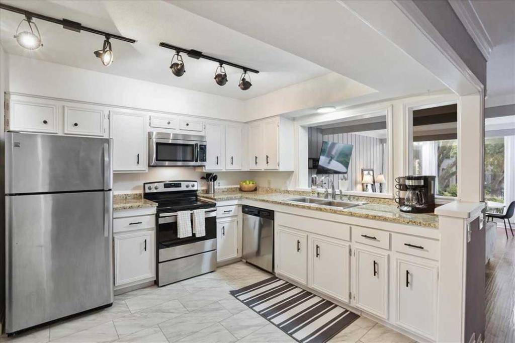 156 World Of Tennis SQ, Lakeway, TX 78738