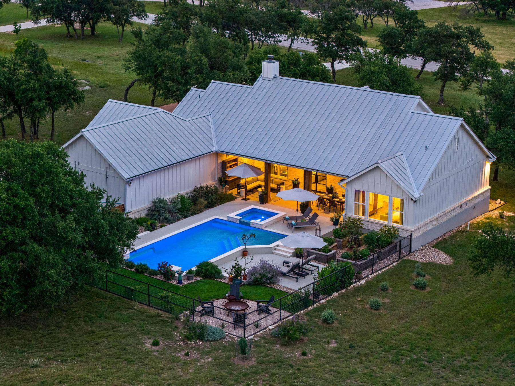 2009 Axis CIR, Fredericksburg, TX 78624