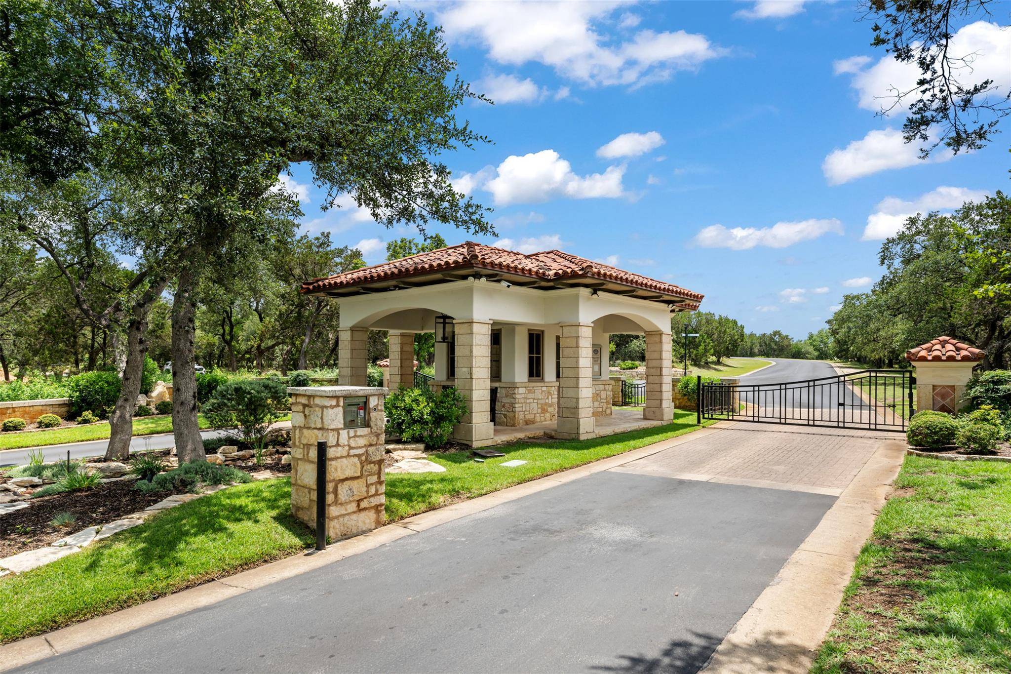 906 Moonlight Bay DR, Spicewood, TX 78669