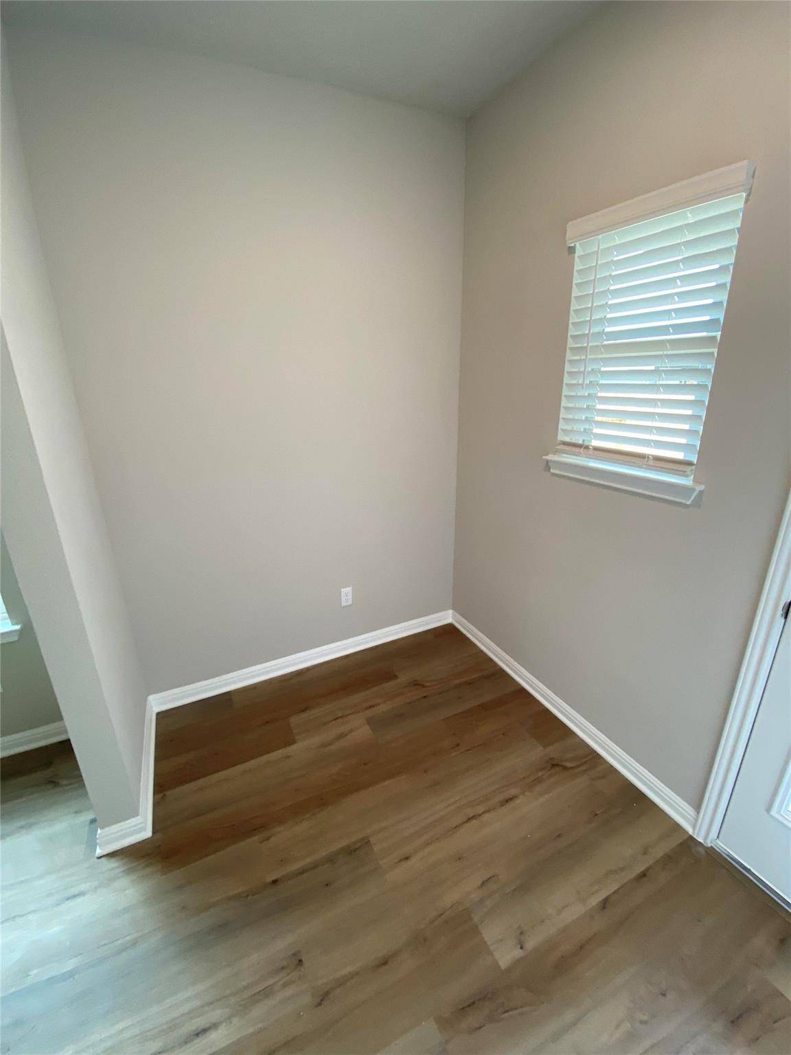 912 Main ST, Hutto, TX 78634