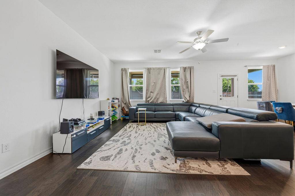 205 Stinchcomb RD, Hutto, TX 78634