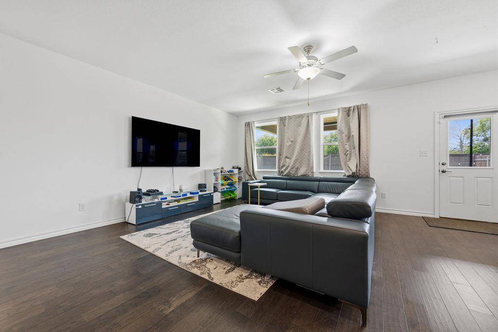205 Stinchcomb RD, Hutto, TX 78634