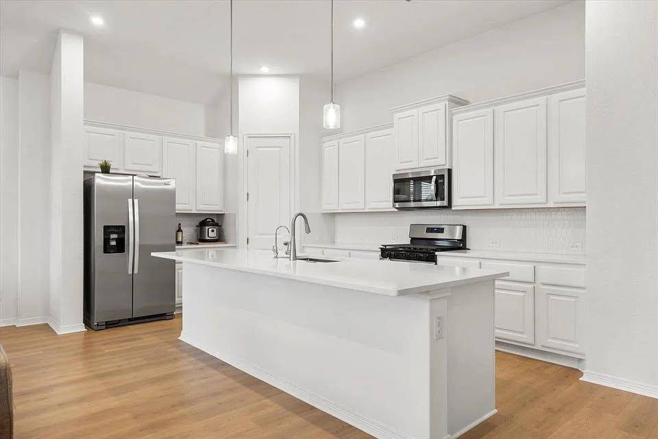 216 Hollister DR, Liberty Hill, TX 78642