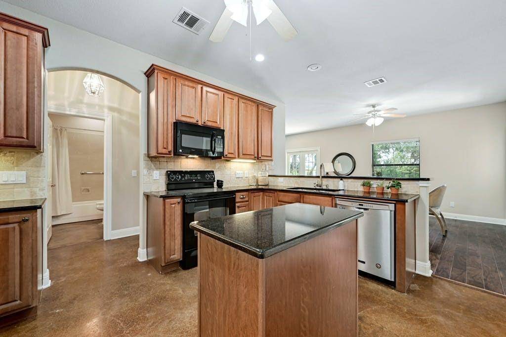200 Oak Hollow LN, Buda, TX 78610