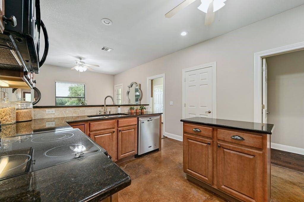 200 Oak Hollow LN, Buda, TX 78610
