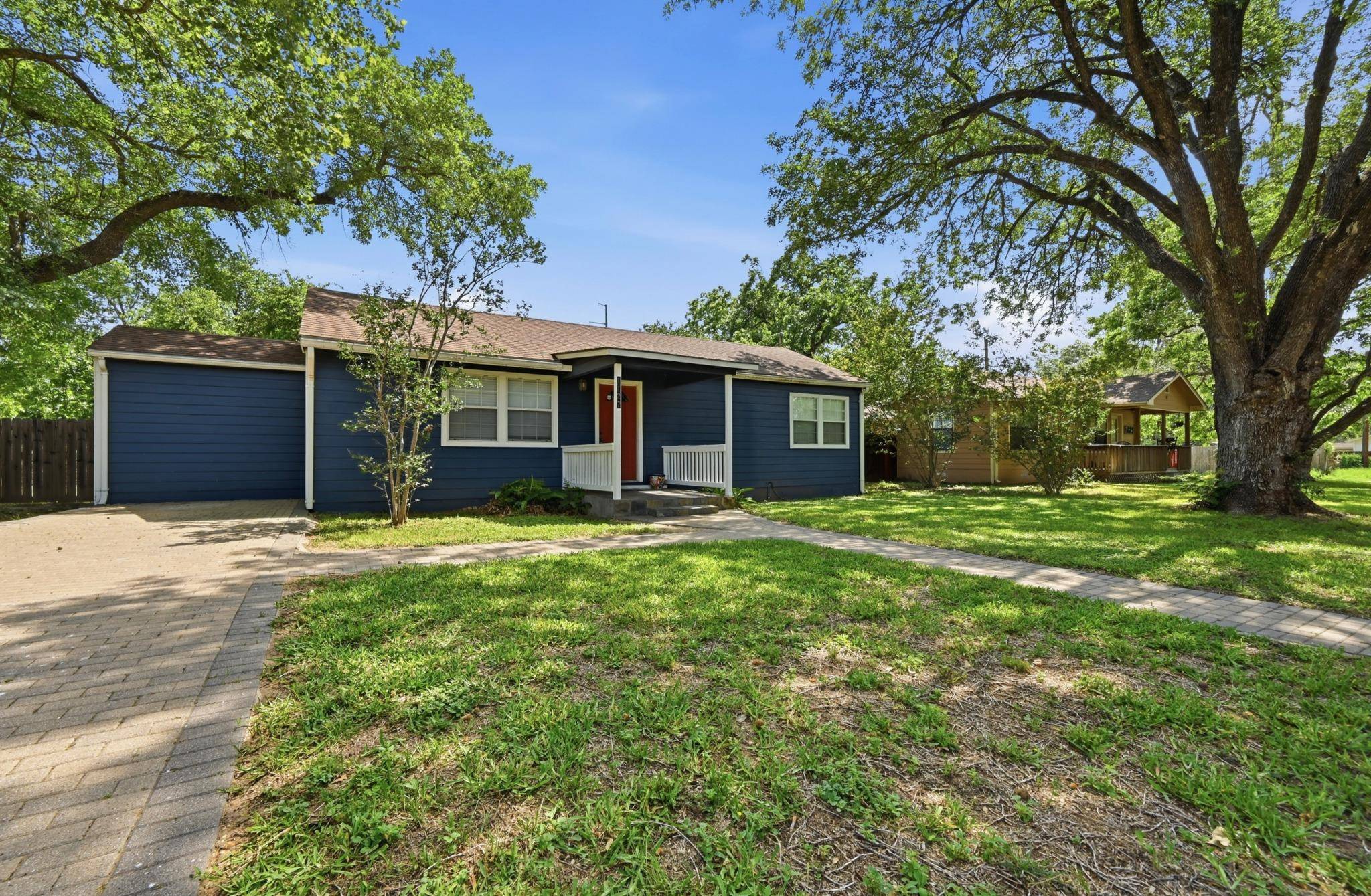 1127 Parr ST, Luling, TX 78648