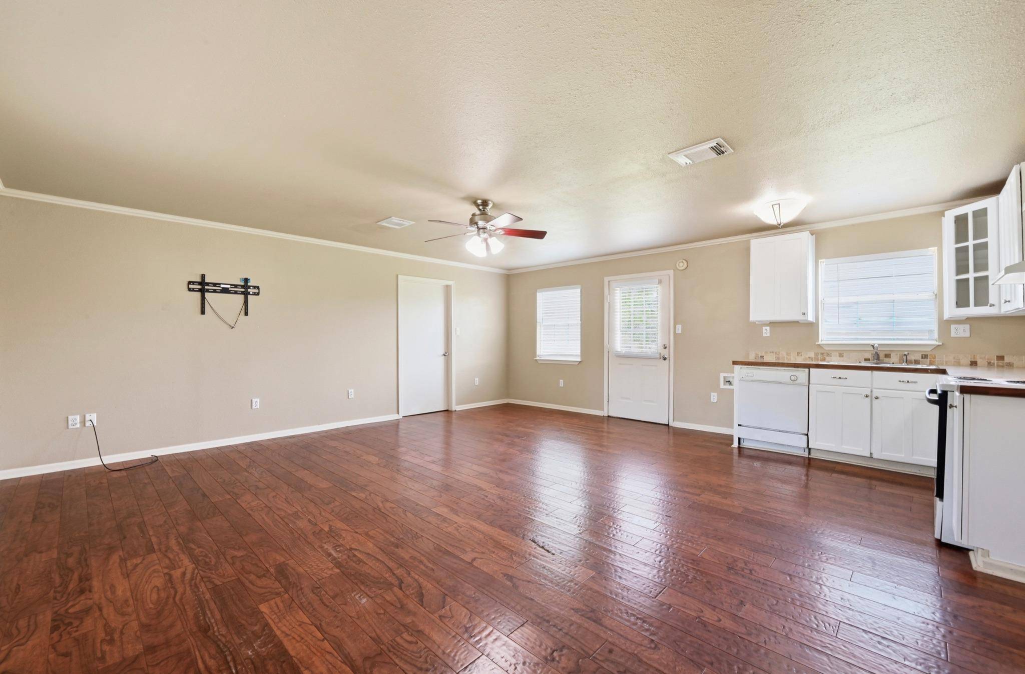 1127 Parr ST, Luling, TX 78648