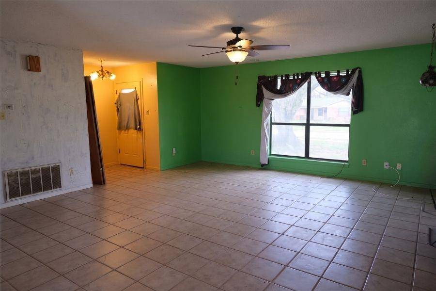 240 McAcres DR, Mcdade, TX 78650